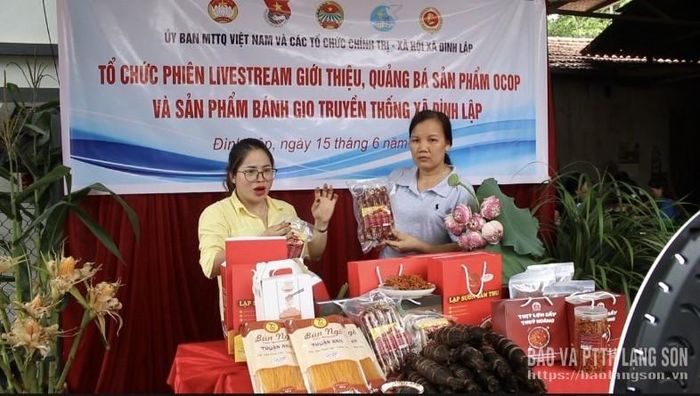 Chủ thể OCOP cùng người sáng tạo nội dung số ở xã Đình Lập giới thiệu sản phẩm qua chương trình livestream do Ủy ban MTTQ Việt Nam và các tổ chức chính trị - xã hội xã tổ chức