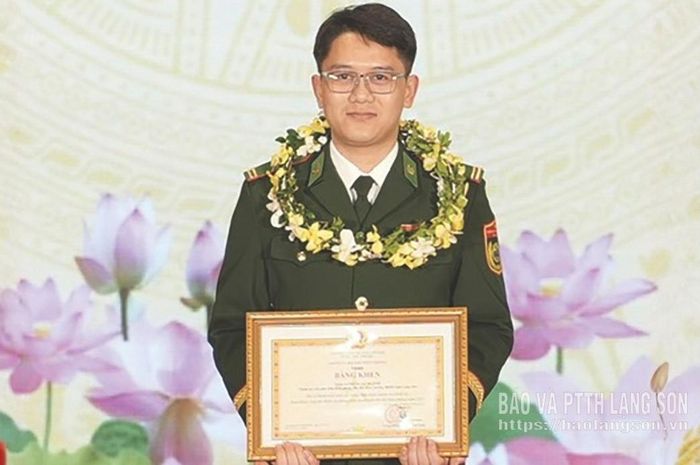 Thiếu tá Phùng Lý Huỳnh nhận giải thưởng "Gương mặt trẻ triển vọng" năm 2025