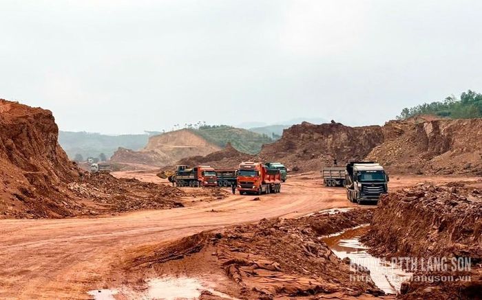 Các phương tiện, máy móc được huy động san gạt mặt bằng tại dự án cụm công nghiệp Hòa Sơn 1 (xã Tân Thành)