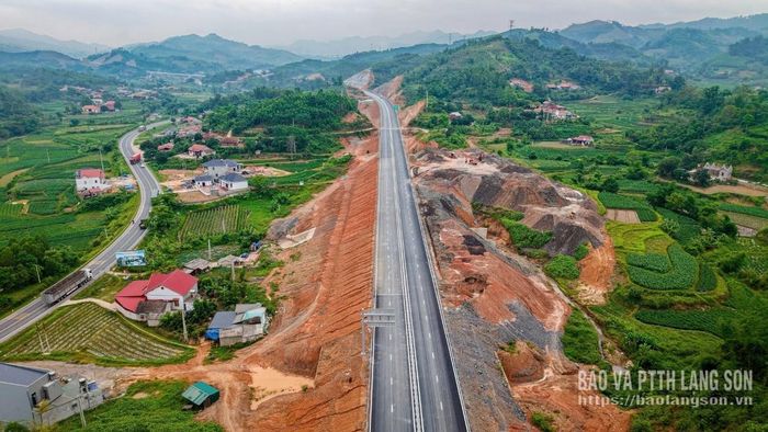 Cùng với việc hoàn thiện tuyến chính, việc thi công đường gom dân sinh đang được doanh nghiệp dự án đẩy nhanh tiến độ
