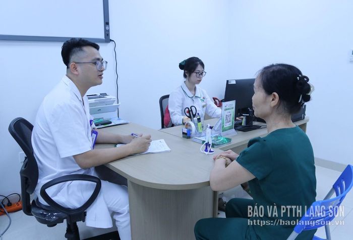 Thân nhân người có công tại phường Đông Kinh được bác sỹ thăm khám, tư vấn sức khỏe
