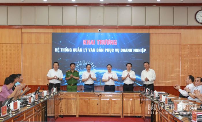 Các đồng chí lãnh đạo tỉnh và đại diện các cơ quan, doanh nghiệp khai trương Hệ thống quản lý văn bản phục vụ doanh nghiệp