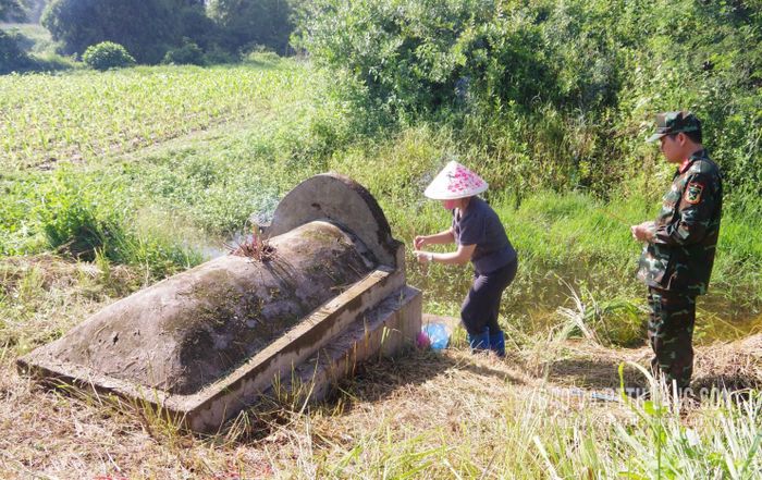 Đại diện lãnh đạo Bộ CHQS tỉnh và phường Kỳ Lừa thắp hương cho phần một liệt sĩ Thi Xuân Lan