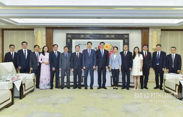 Đoàn đại biểu hai bên tại buổi hội kiến