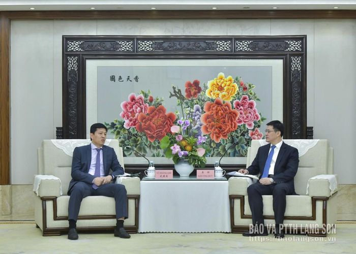  Đồng chí Vũ Hoàng Anh, Phó Bí thư Tỉnh ủy Lạng Sơn, Trưởng Đoàn đại biểu tỉnh Lạng Sơn (bên trái) hội kiến với đồng chí Khương Huy, Ủy viên Ban Thường vụ Thành ủy, Trưởng Ban Tuyên truyền Thành ủy Trùng Khánh.