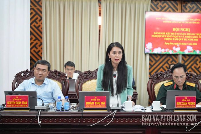 Đồng chí Đoàn Thu Hà, Phó Bí thư Tỉnh ủy, Trưởng Đoàn đại biểu Quốc hội tỉnh, Chủ tịch Ủy ban MTTQ Việt Nam tỉnh phát biểu tại hội nghị