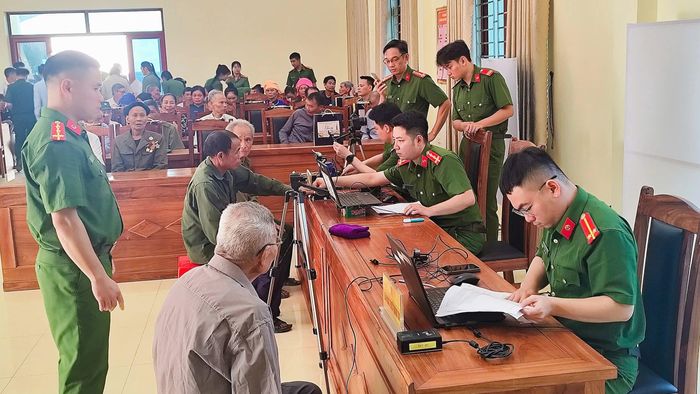 Ngay từ sáng sớm rất đông thân nhân liệt sĩ đã có mặt để thực hiện lấy mẫu.