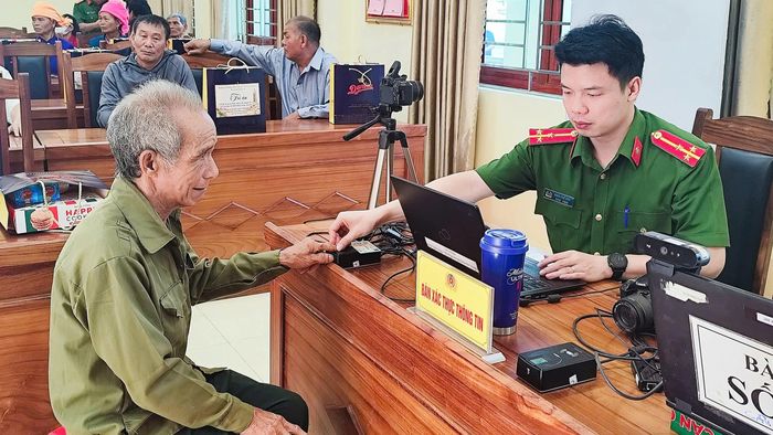 Lấy vân tay cho thân nhân liệt sĩ.