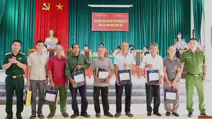 Tặng quà các thân nhân liệt sĩ.