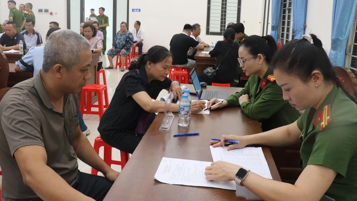 Lực lượng chức năng thu mẫu ADN của thân nhân liệt sĩ chưa xác định được thông tin tại phường Lào Cai.