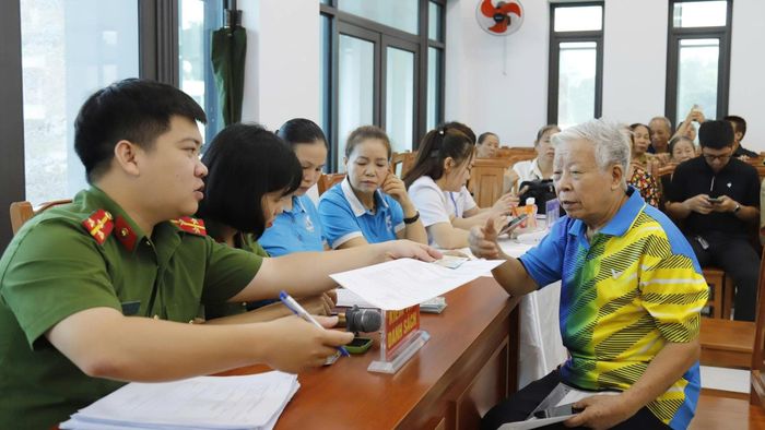 Đối chiếu thông tin của thân nhân liệt sĩ.