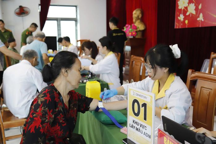 Thực hiện lấy mẫu ADN thân nhân liệt sĩ.