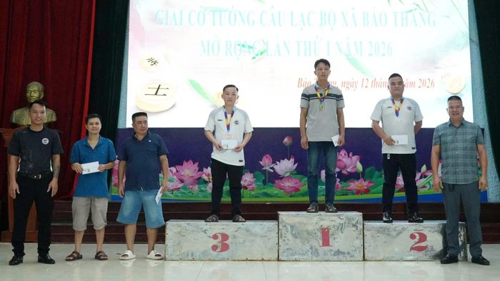 Ban tổ chức trao giải cho các vận động viên.