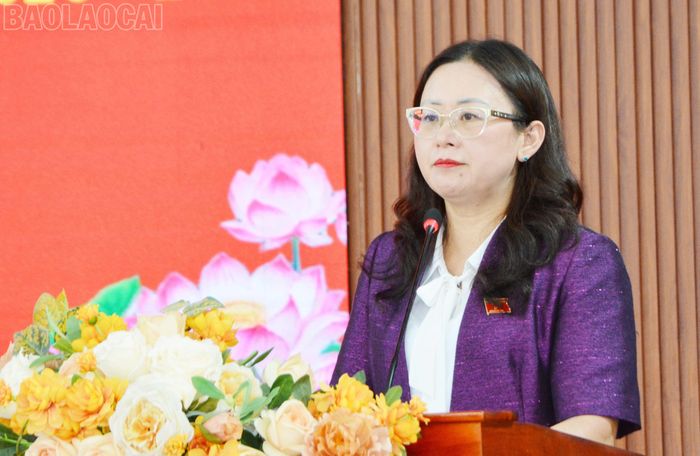 Đồng chí Giàng Thị Dung - Phó Bí thư Tỉnh ủy, Trưởng Đoàn đại biểu Quốc hội tỉnh phát biểu tại hội nghị.