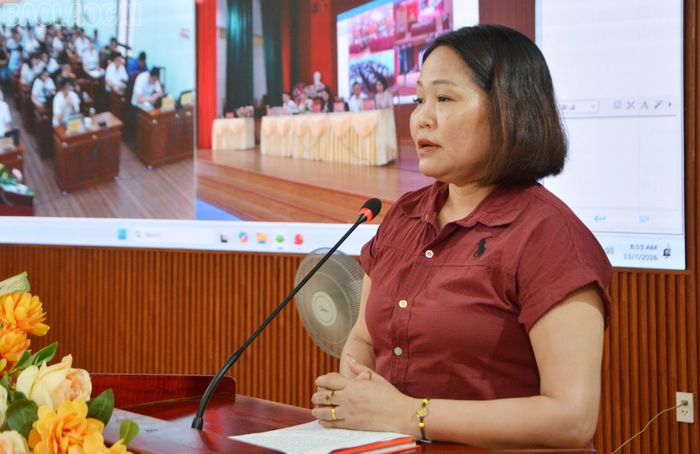 Cử tri phát biểu ý kiến tại hội nghị.