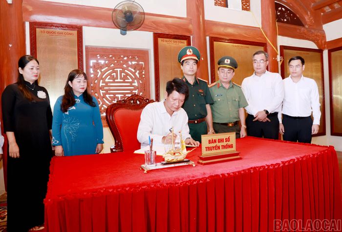 Các đại biểu tỉnh Lào Cai viết lưu bút tri ân.