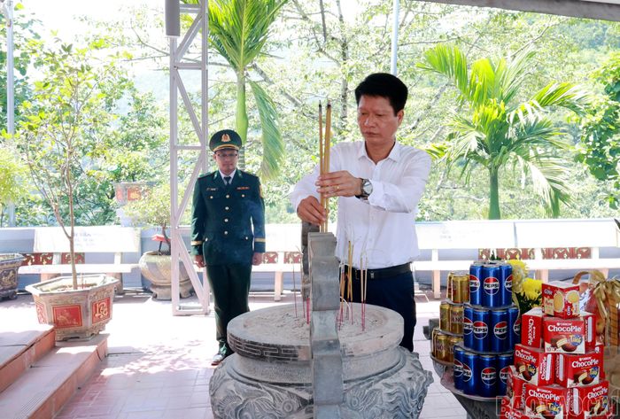 Đồng chí Nguyễn Thế Phước - Phó Bí thư Tỉnh ủy, Chủ tịch Ủy ban MTTQ Việt Nam tỉnh Lào Cai dâng hương tại Cao điểm 468.