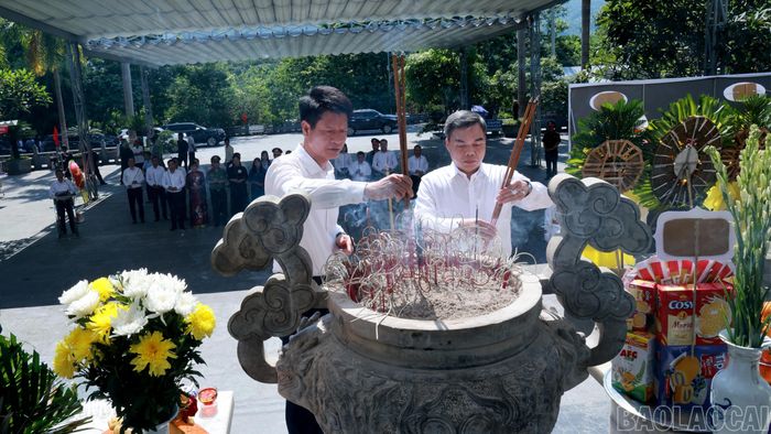 Lãnh đạo Tỉnh ủy Lào Cai và Tỉnh ủy Tuyên Quang thắp hương tưởng niệm các anh hùng liệt sĩ tại Nghĩa trang liệt sĩ Quốc gia Vị Xuyên.