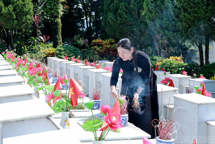 Đại biểu tỉnh Lào Cai dâng hương tưởng niệm các anh hùng liệt sĩ.