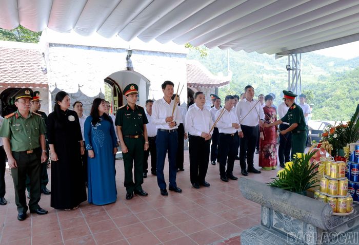 Đoàn đại biểu tỉnh Lào Cai dâng hương tại Cao điểm 468.