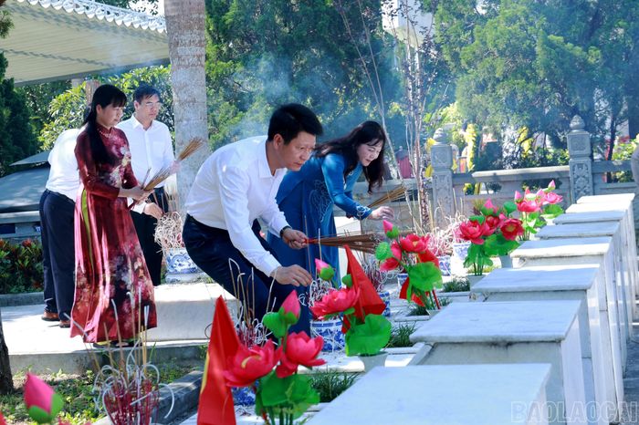 Đồng chí Nguyễn Thế Phước - Phó Bí thư Tỉnh ủy, Chủ tịch Ủy ban MTTQ Việt Nam tỉnh Lào Cai và các đại biểu của tỉnh thắp hương tri ân các anh hùng liệt sĩ.