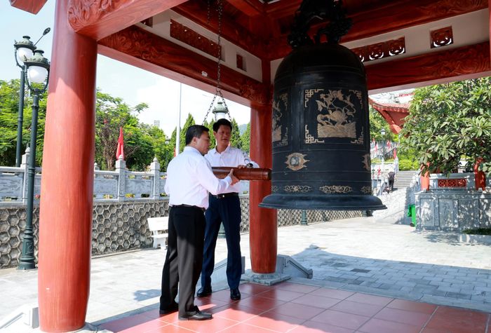 Lãnh đạo hai tỉnh Lào Cai và Tuyên Quang thỉnh chuông tại Nghĩa trang liệt sĩ Quốc gia Vị Xuyên.