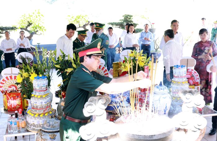 Các đại biểu dâng hương tại Đền thờ các anh hùng liệt sĩ Cao điểm 468.