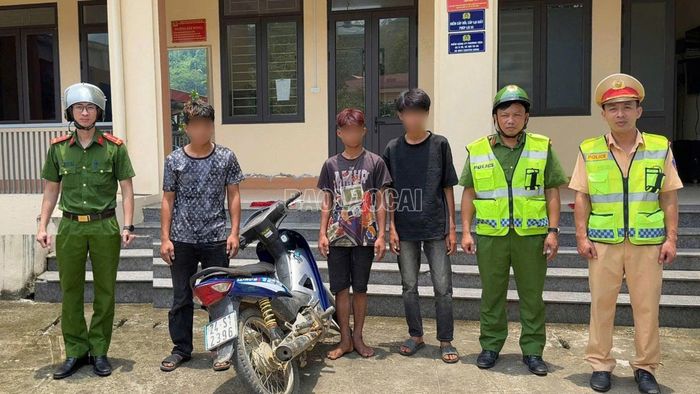 Người điều khiển phương tiện và xe mô tô vi phạm tại cơ quan công an.