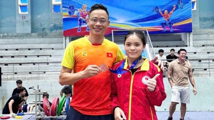 Vận động viên Chảo Mùi Khé và huấn luyện viên.