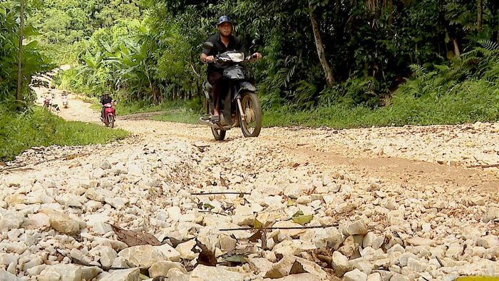 Người dân thôn Từ Hiếu tự đóng góp kinh phí mua đá rải cấp phối để khắc phục tạm thời những đoạn đường lầy lội, xuống cấp.