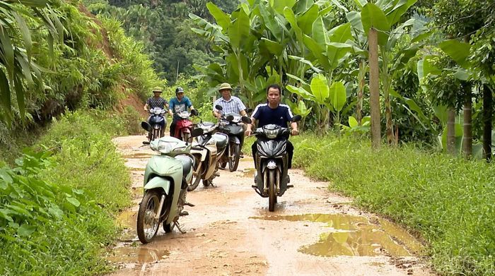 Hàng trăm lượt người và phương tiện lưu thông trên tuyến đường Mường Lai - Đồng Yên mỗi ngày.