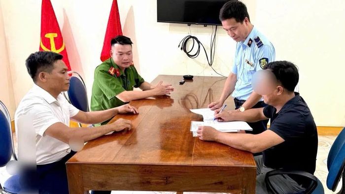 Công an xã Văn Bàn phối hợp với Đội Quản lý thị trường số 8 lập biên bản vi phạm hành chính, xử lý trường hợp vi phạm.