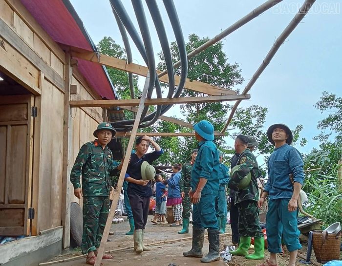 Các lượng hỗ trợ người dân khắc phục hậu quả do mưa đá gây ra.