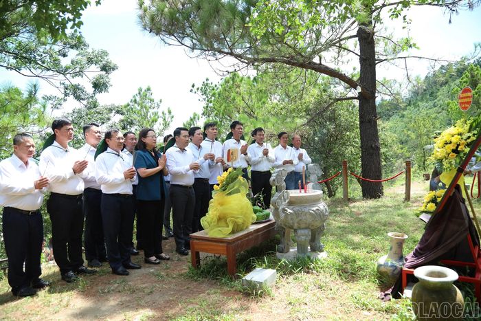 Đoàn công tác tỉnh Lào Cai dâng hương, viếng mộ Đại tướng Võ Nguyên Giáp.