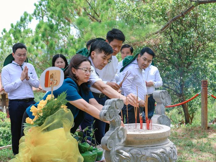 Đoàn công tác tỉnh Lào Cai dâng hương, viếng mộ Đại tướng Võ Nguyên Giáp.
