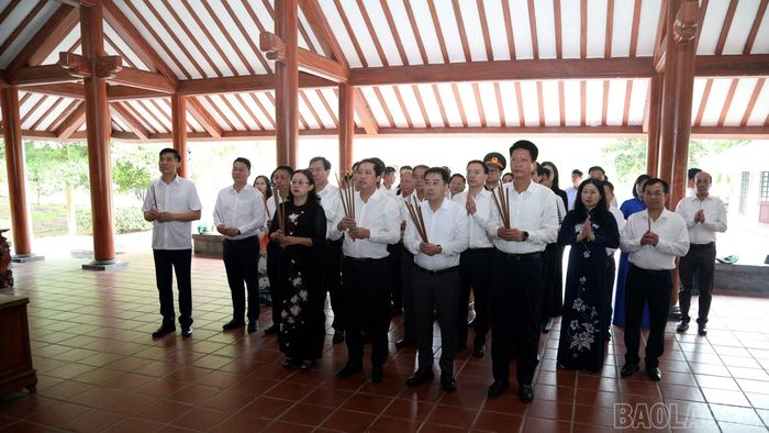 Đoàn công tác của tỉnh Lào Cai dâng hương tại Nghĩa trang Liệt sĩ Quốc gia Trường Sơn.
