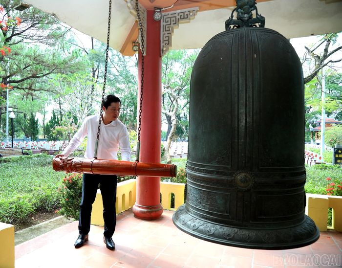 Bí thư Tỉnh ủy Dương Quốc Huy thỉnh chuông tại Nghĩa trang Liệt sĩ Quốc gia Trường Sơn.