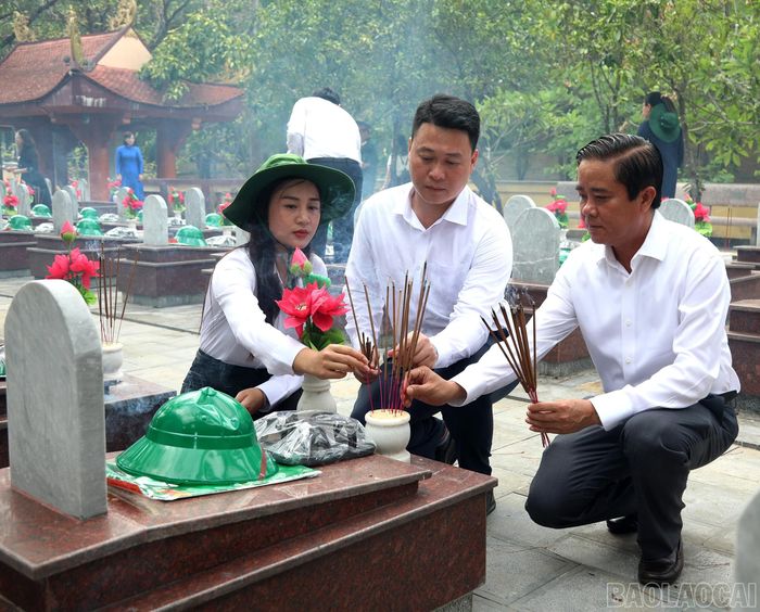 Đoàn công tác của tỉnh Lào Cai dâng hương, dâng hoa tại các phần mộ liệt sĩ của tỉnh Lào Cai tại Nghĩa trang Liệt sĩ Quốc gia Trường Sơn.