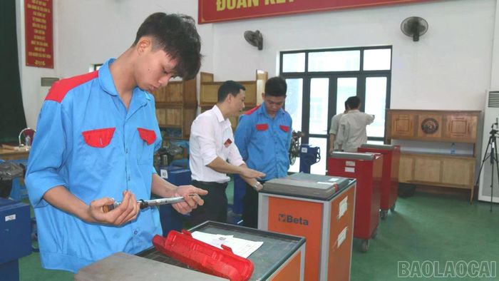 Các thí sinh tham gia phần thi Công nghệ ô tô tại Hội thi tay nghề học sinh, sinh viên năm học 2025 - 2026 của Trường Cao đẳng Nghề Yên Bái. (Ảnh: Hùng Cường - Anh Dũng)