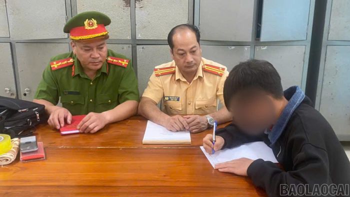 Thiếu niên S.T.D. tại cơ quan Công an làm việc, ký cam kết chấp hành nghiêm các quy định của pháp luật về trật tự, an toàn giao thông.