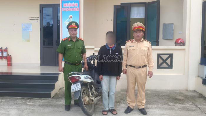 Người điều khiển phương tiện và xe mô tô vi phạm tại cơ quan công an.