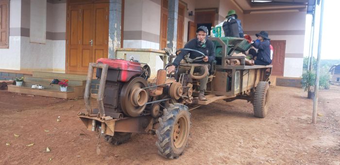 Xe máy kéo, máy cày, xe công nông hay các loại xe máy chuyên dùng vẫn là "cánh tay nối dài" của người nông dân trong mỗi vụ mùa