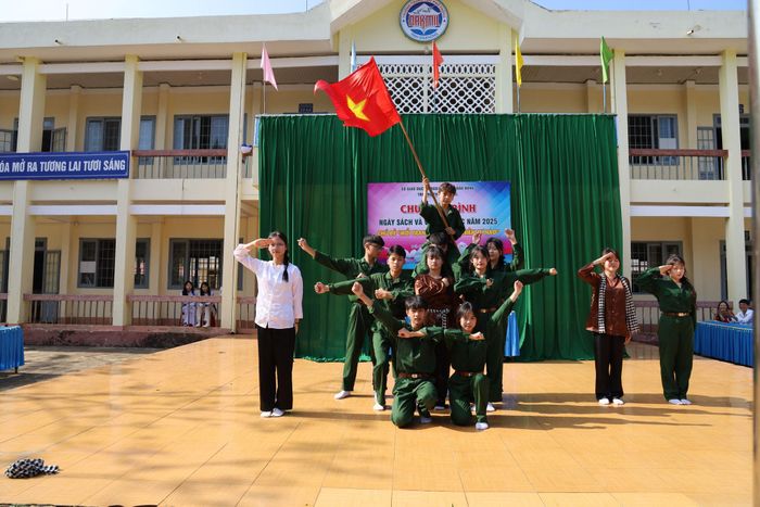 Không chỉ được học tập trong điều kiện ngày càng tốt hơn, học sinh Trường THPT Đắk Mil (xã Đắk Mil) còn có nhiều cơ hội tham gia các hoạt động trải nghiệm, văn hóa, văn nghệ để phát triển toàn diện