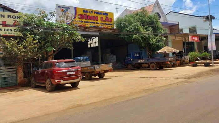 Đắk Sắk tạo điều kiện thuận lợi nhất cho thương mại, dịch vụ phát triển, xã hiện có khoảng 700 doanh nghiệp, hộ kinh doanh