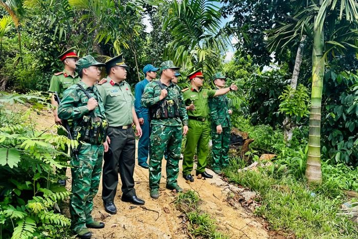 Đồn Biên phòng Cửa khẩu Thuận An phối hợp cùng các lực lượng chức năng tuần tra, nắm tình hình an ninh trật tự tại khu dân cư
