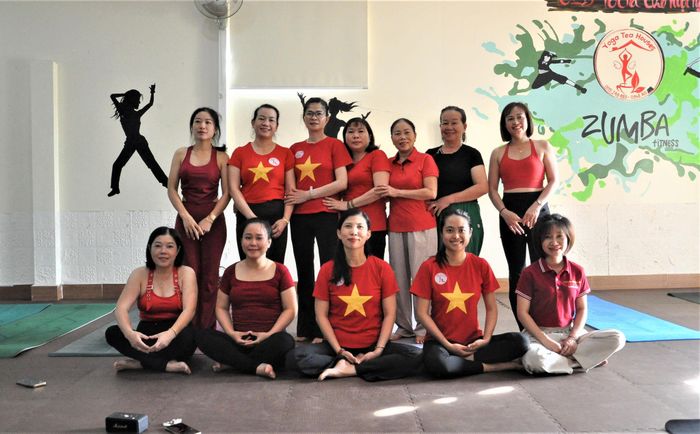 Một lớp tập yoga buổi sáng sớm tại CLB Yoga Cho Mọi Người tại Bảo Lộc