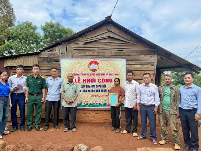 Nhiều hộ nghèo ở xã Đắk Song được hỗ trợ xây dựng nhà ở để "an cư lạc nghiệp"