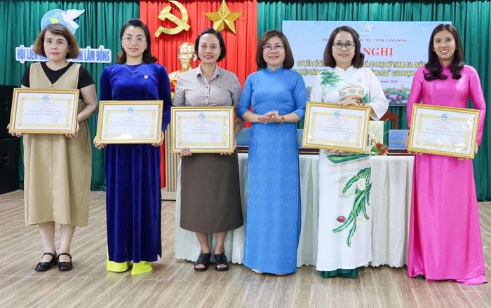 Hội Liên hiệp Phụ nữ tỉnh Lâm Đồng khen thưởng những tập thể có thành tích xuất sắc trong triển khai Đề án "Hỗ trợ hợp tác xã do phụ nữ tham gia quản lý, tạo việc làm cho lao động nữ đến năm 2030" giai đoạn 2023 - 2026