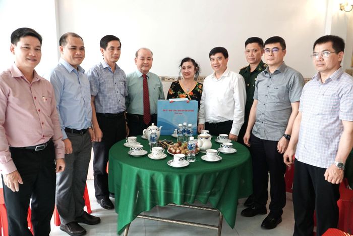 Bí thư Tỉnh ủy Lâm Đồng Y Thanh Hà Niê Kđăm và thành viên đoàn công tác tặng quà bà Trần Thị Minh Thu