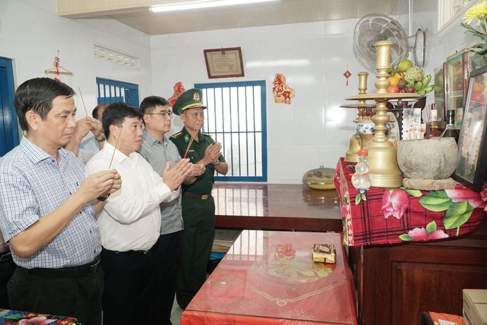 Bí thư Tỉnh ủy Lâm Đồng Y Thanh Hà Niê Kđăm cùng lãnh đạo các sở, ngành và phường Phan Thiết thắp nhang tri ân Anh hùng Lực lượng vũ trang nhân dân Hồ Ngọc Lầu